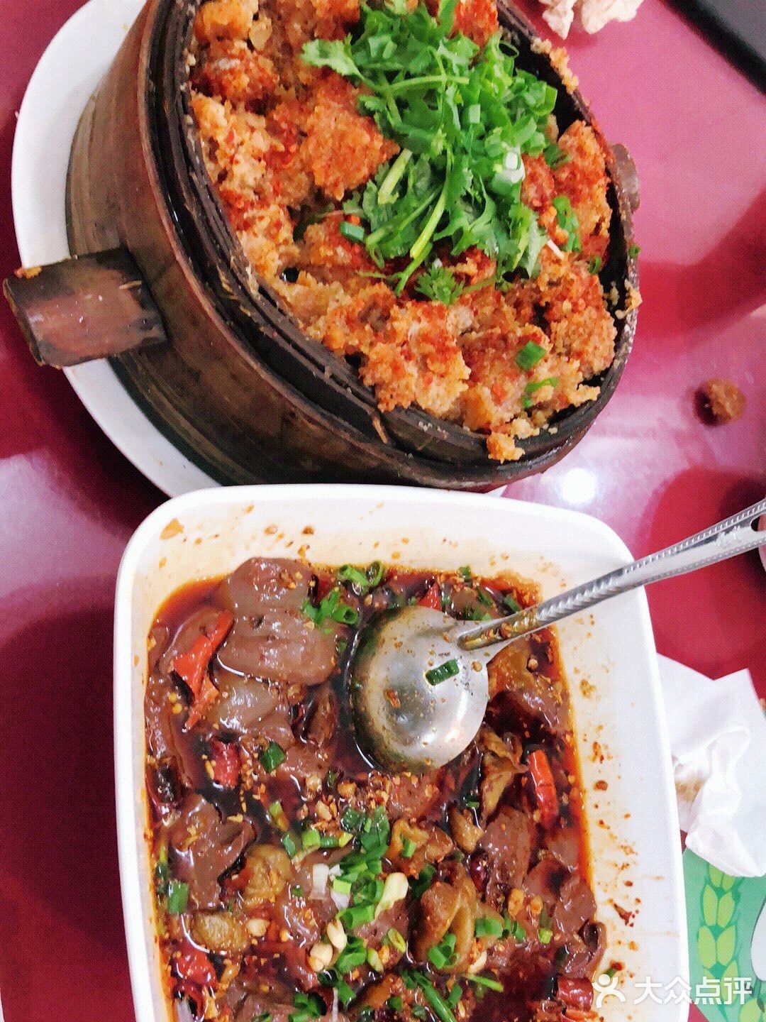 平平无常的小店面，一开始没人，但是街边有两个门面