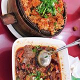 平平无常的小店面，一开始没人，但是街边有两个门面