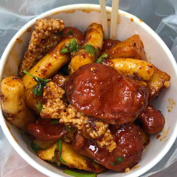 酱新炸串(东川路地铁店)-"位置很好找,店家看起来干干净净的,门面很.