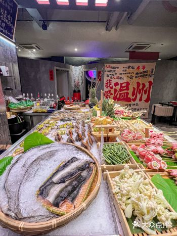 对了,老板说45秒内吃完面包就免单。大家都来试试