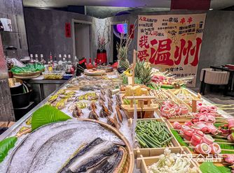 对了，老板说45秒内吃完面包就免单。大家都来试试