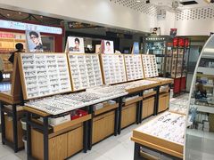 -美式眼镜·授权蔡司.依视路.尼康.豪雅.明月(人民广场店)