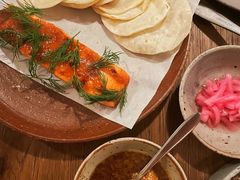 烟熏三文鱼配烤饺子皮和芥末籽酱-BOR Eatery(安福路店)