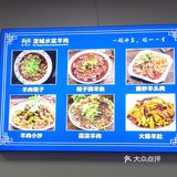 泡馍后连汤都喝完了。蒜香羊血更正宗。辣椒很香,但不辣