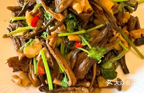 Stir-fried Goose Intestines with Deer Antler Mushroom