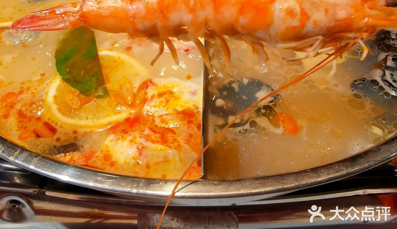 这家海鲜火锅真的太绝了吧！！！汤都好好喝！！