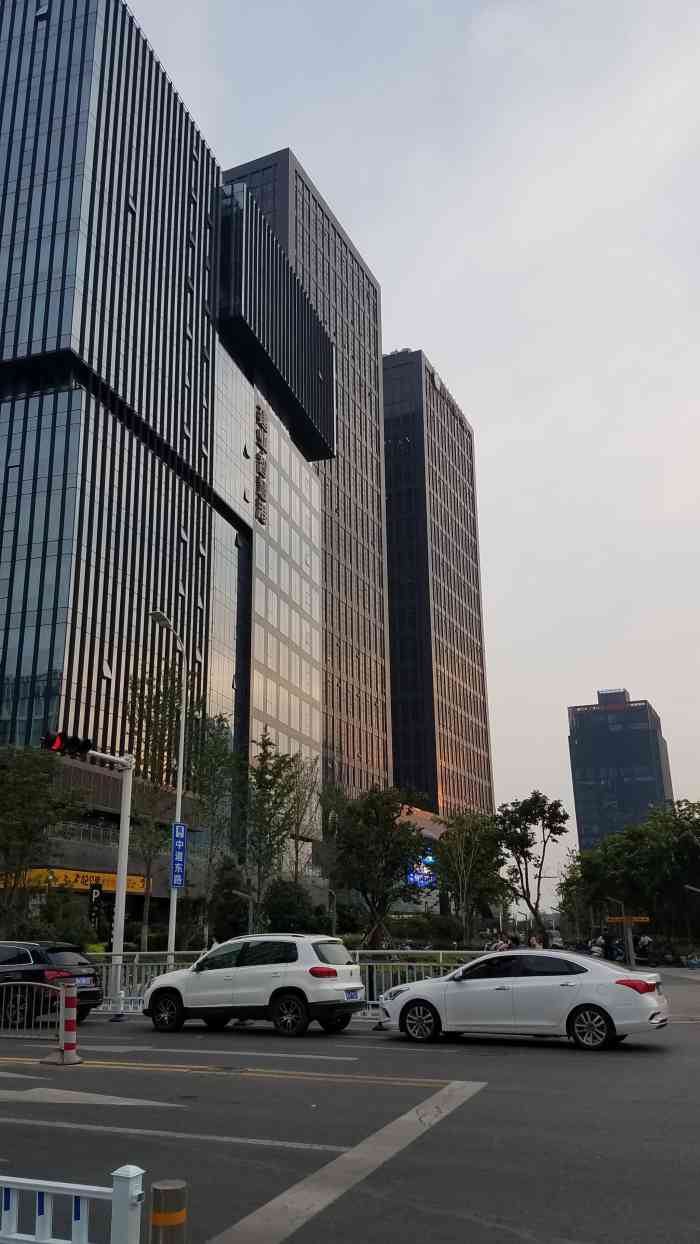 位置挺显眼的离龙子湖地铁站很近一楼前台很有礼貌按