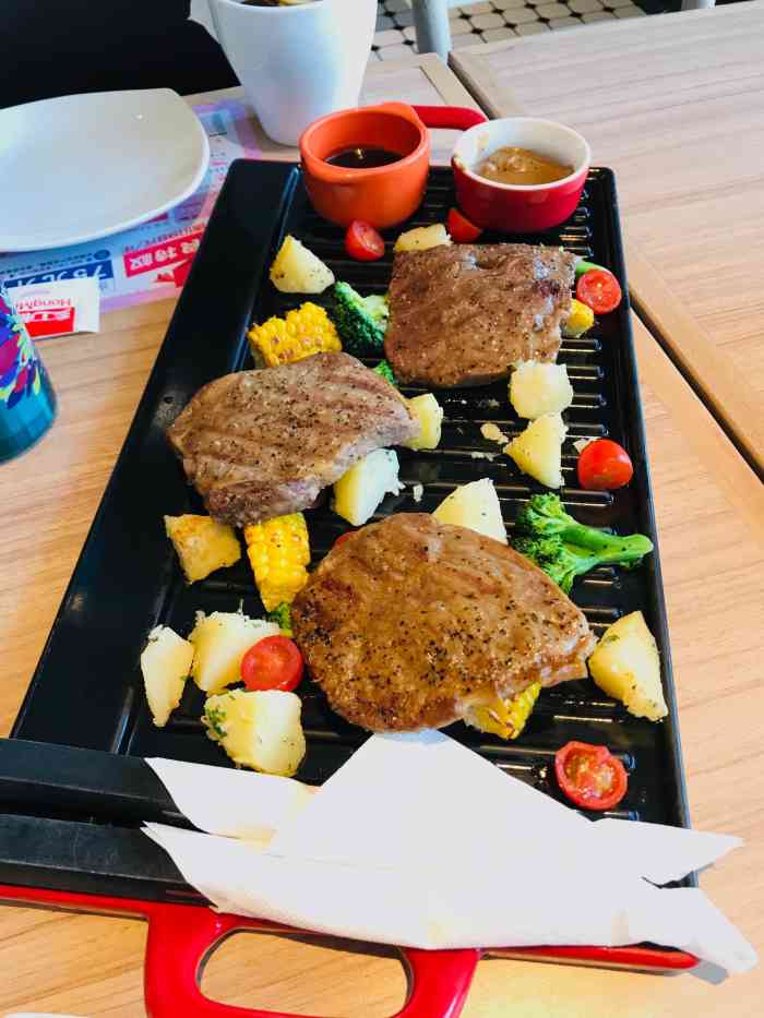 必胜客(枫蓝国际购物中心店)-"今天中午在这里吃的,点了一个烧味双拼