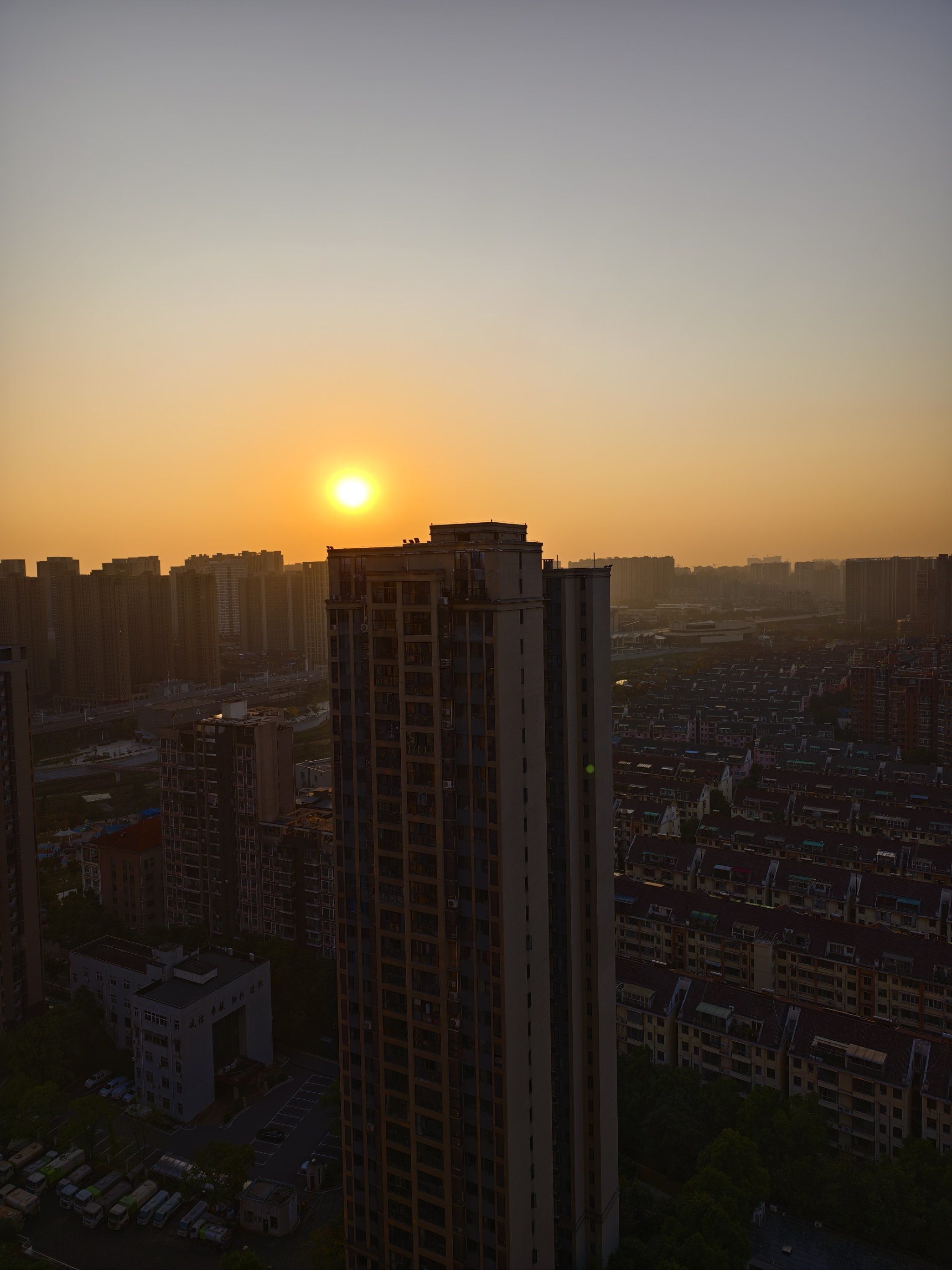 清晨城景悄悄醒来