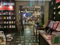 -钟书阁(松江泰晤士小镇店)