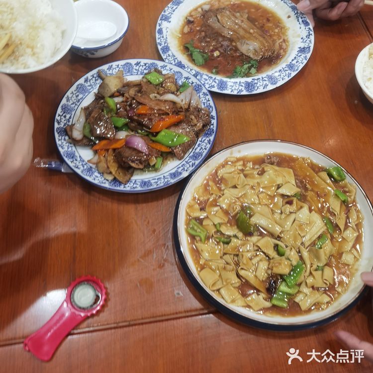 他家的扒肉条、水爆肚和锅包肉都是特色菜，菜码大