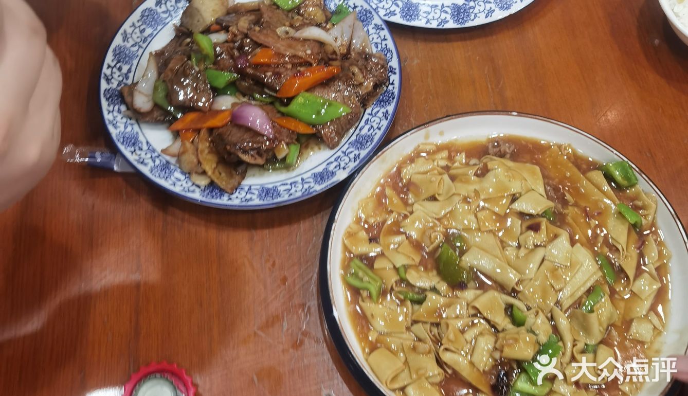 他家的扒肉条、水爆肚和锅包肉都是特色菜，菜码大