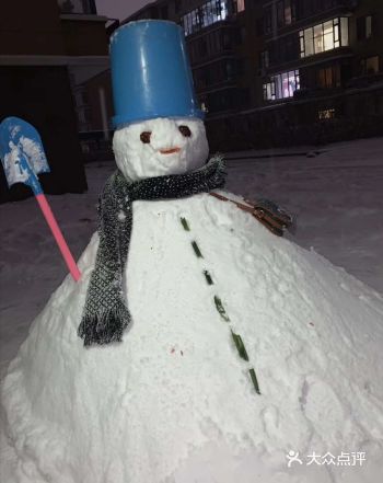 中央大街两边是各种各样的商铺