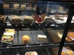 面包甜点陈列柜-星巴克(深圳龙华和平里店)