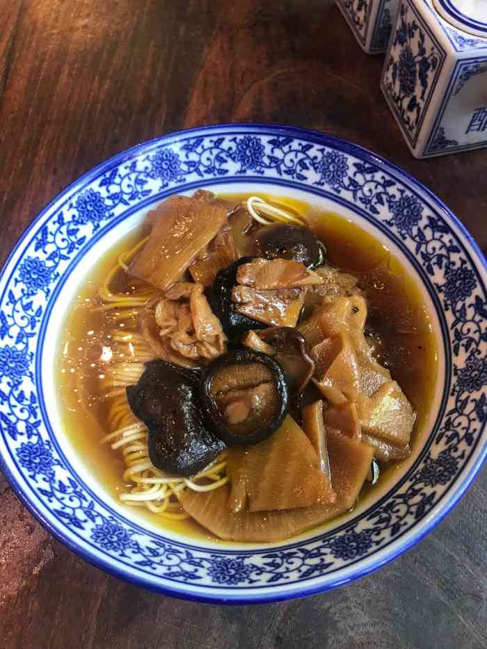 茶面汤底很好比一般的面馆要好很多但是呢浇头就只有两种只有如意面