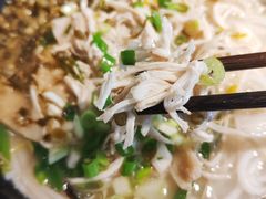 酸菜鸡丝豚骨米线-蒙小妹骨汤饭.米线(新光路店)