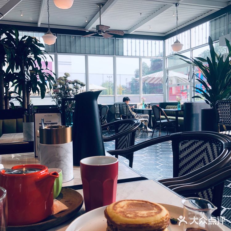 店铺环境很好，尤其是连接广场的玻璃房部分，光线充足