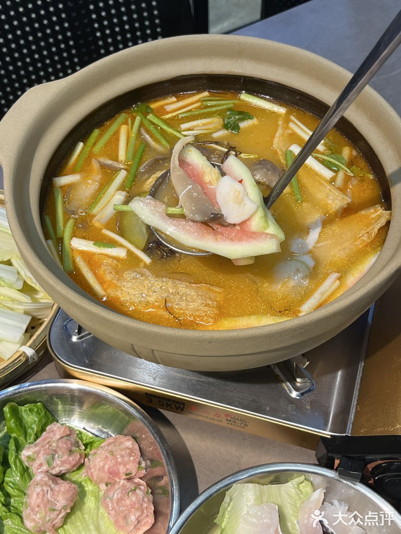 不愧是上海，韩国街上的这家糟粕醋火锅好吃😋惨了  