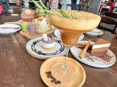 -Chom Cafe and Restaurant