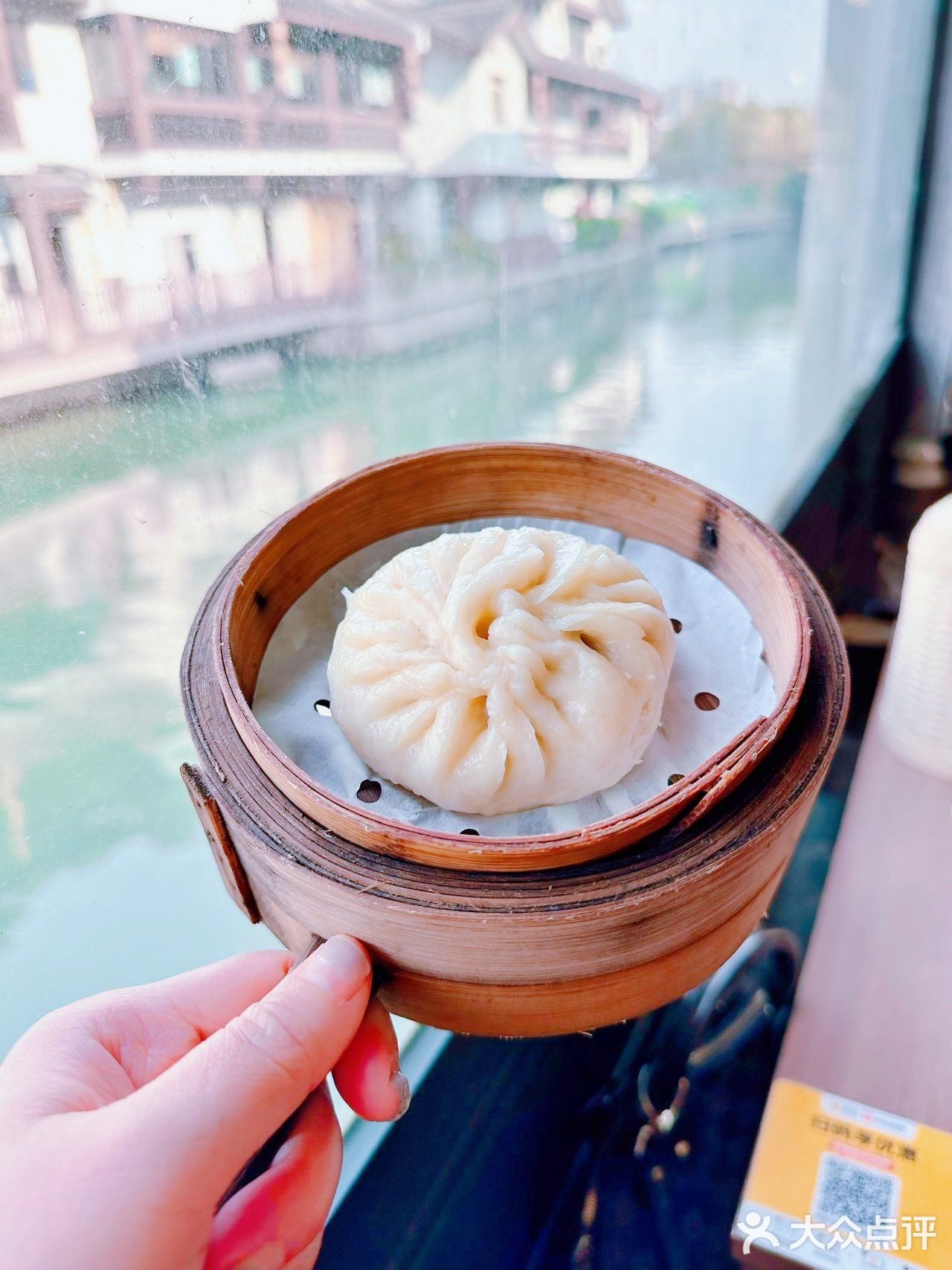 坐在河边吃包子😋
