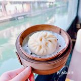 坐在河边吃包子😋