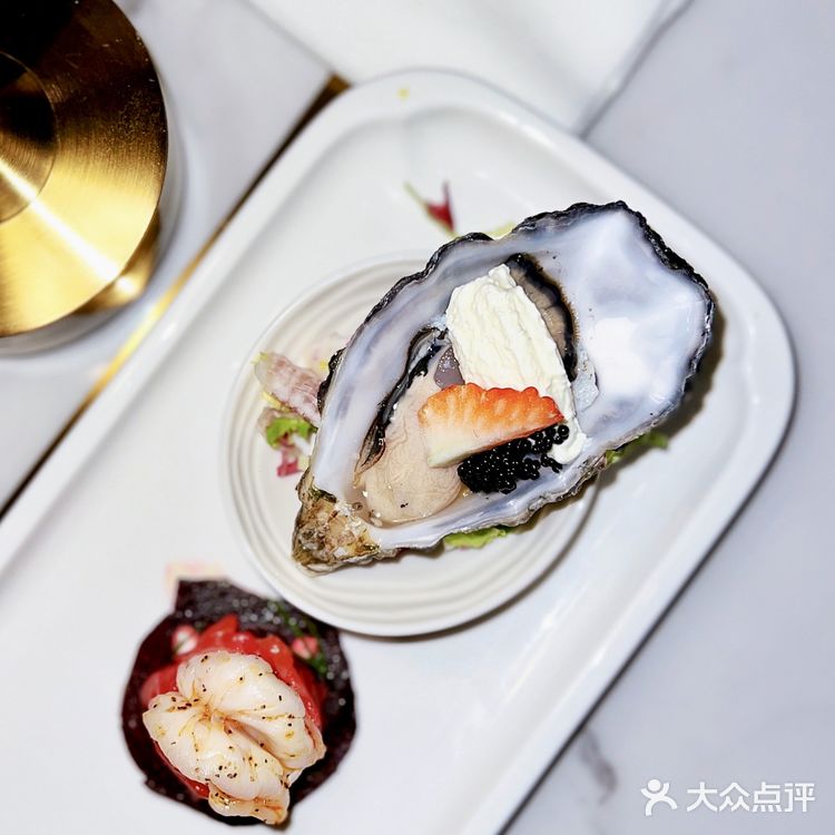 高甜预警｜情人节氛围拉满的烛光晚餐🌹餐厅一楼是玫瑰花花海～