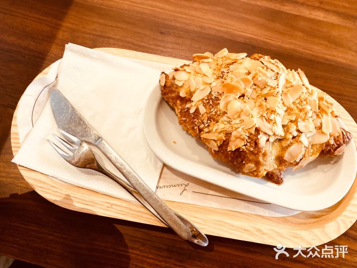 LUNEURS月乐诗·烘焙甜品(华山路店)杏仁可颂图片