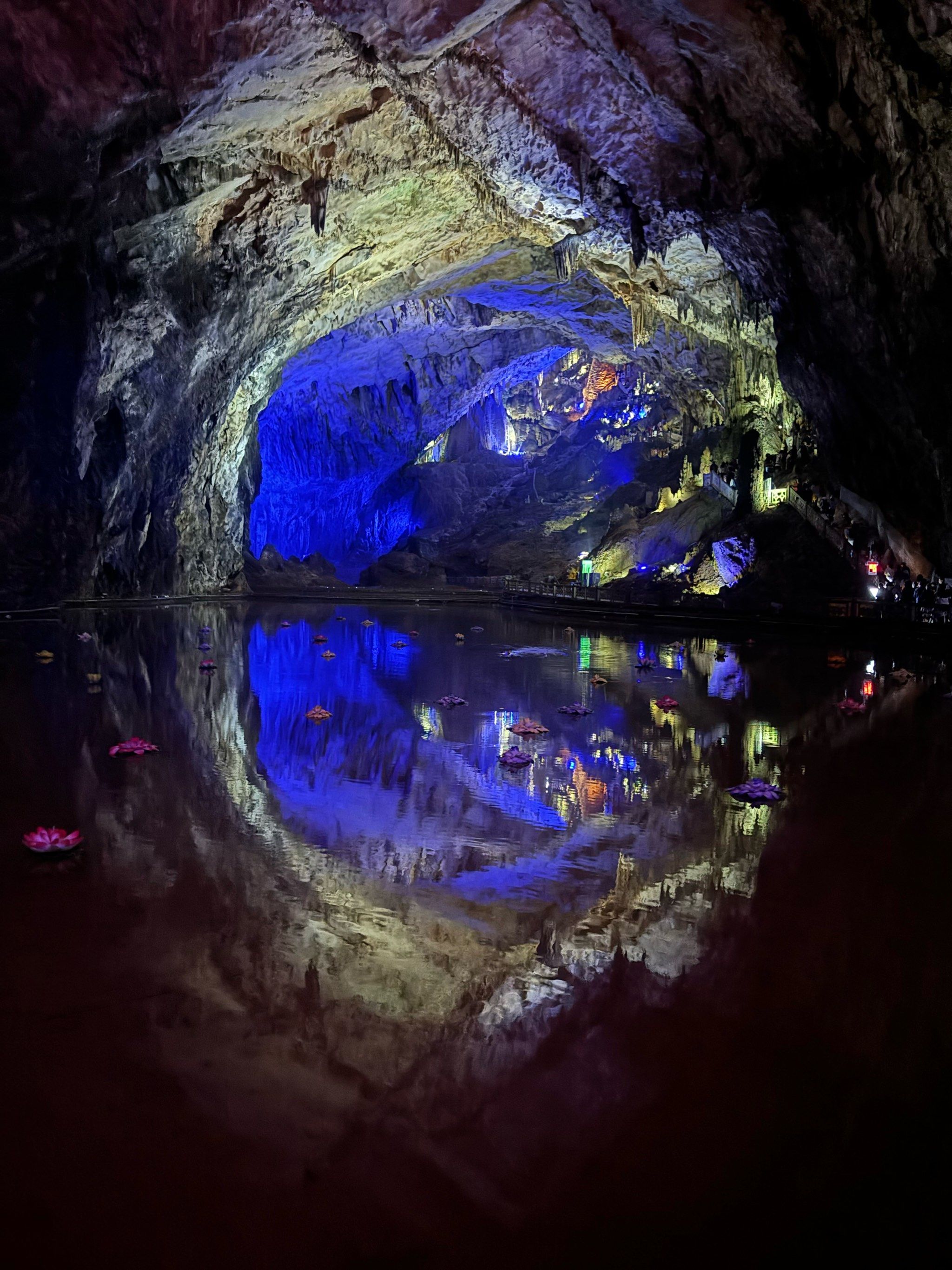 灯光下的溶洞,美得像画