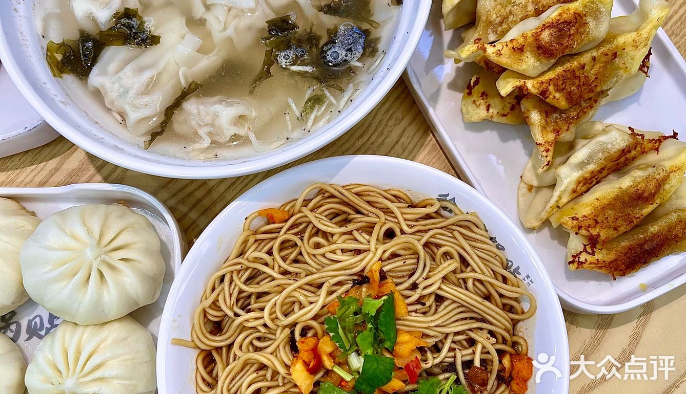 杭州美食｜蛮不讲理的香脆！一口爆汁的鲜肉锅贴