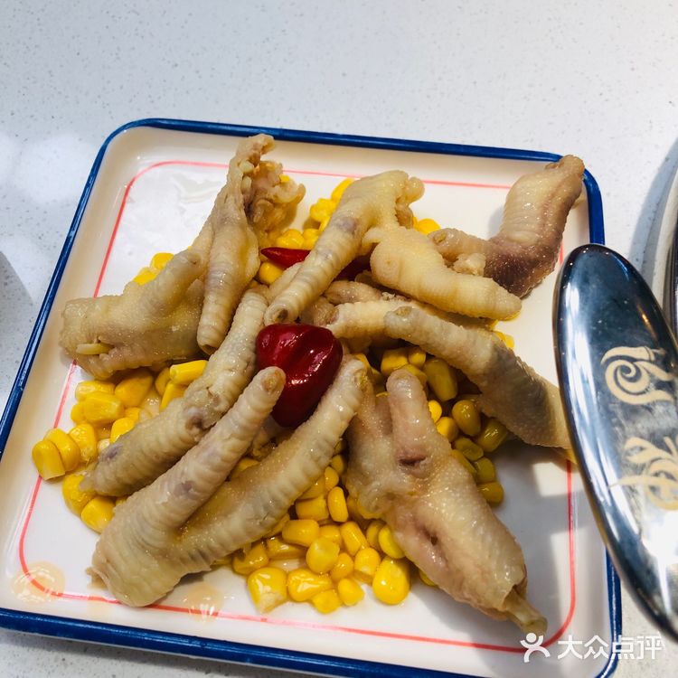 在红油锅底里煮过以后，多了一分泡椒味
