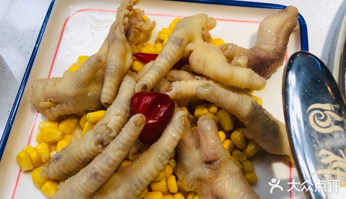 在红油锅底里煮过以后,多了一分泡椒味