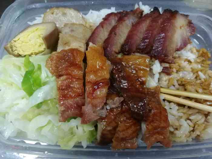 楼下吃饭,量很大,一个人吃不完,肉也蛮多的,就是烧鸭到后面几块全是皮