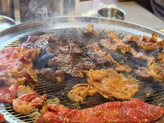 -围炉肉舍•炭烤活鳗•丹东海鲜烤肉(步行街店)