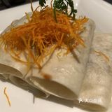 樽汇餐厅提供了一系列精致的菜品。热腾腾的酸辣汤