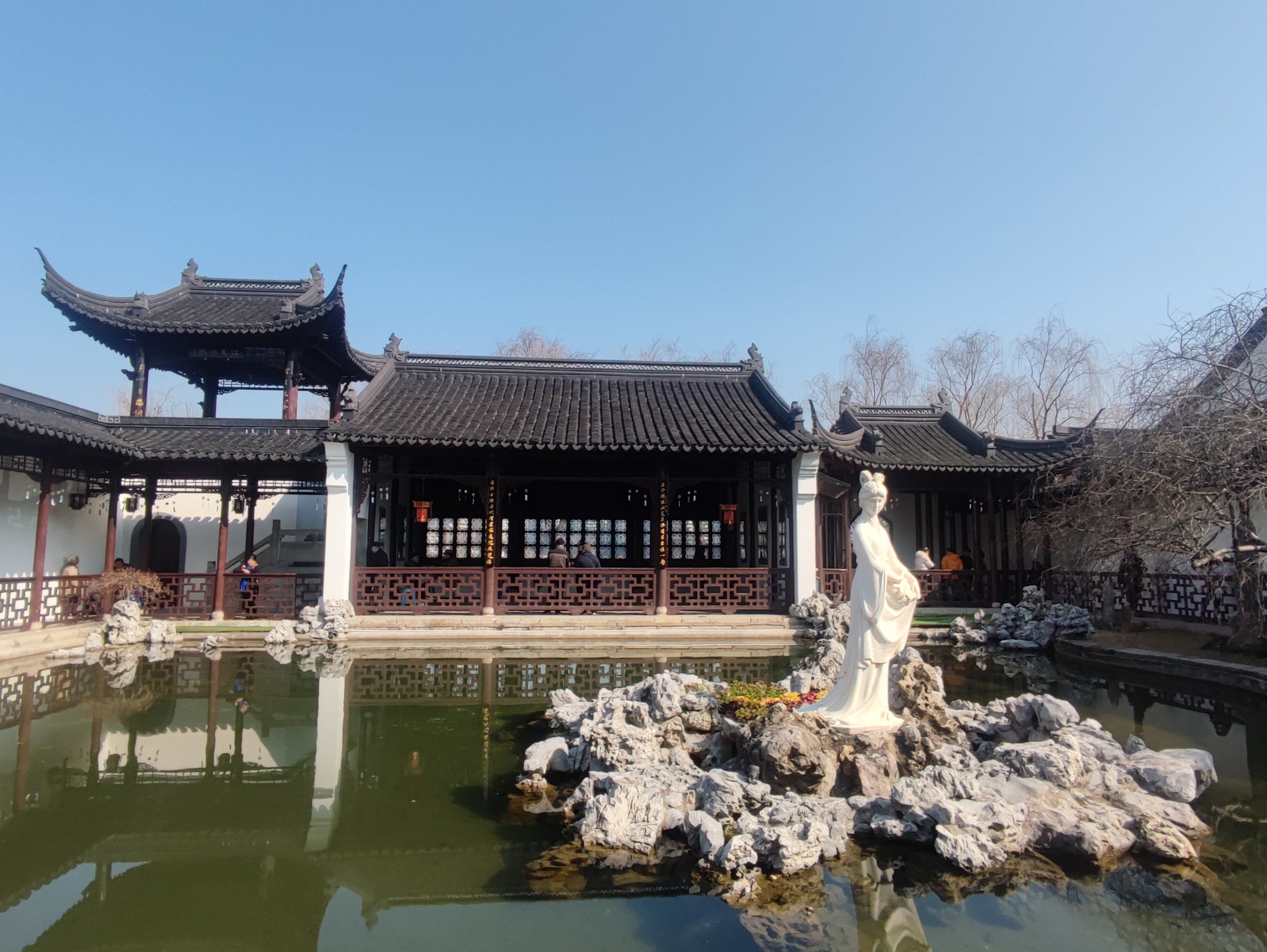 去莫愁湖看看莫愁女雕塑吧