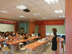 课外活动社区服务-首脑美容美发化妆美甲培训学校(龙岗校区)
