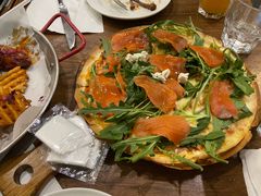 烟熏三文鱼双层芝士披萨-榖屋house of flour(张江首店)