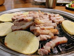 厚切猪肉-·缸桶屋·韩式牛肋条自助烤肉(西湖D11店)