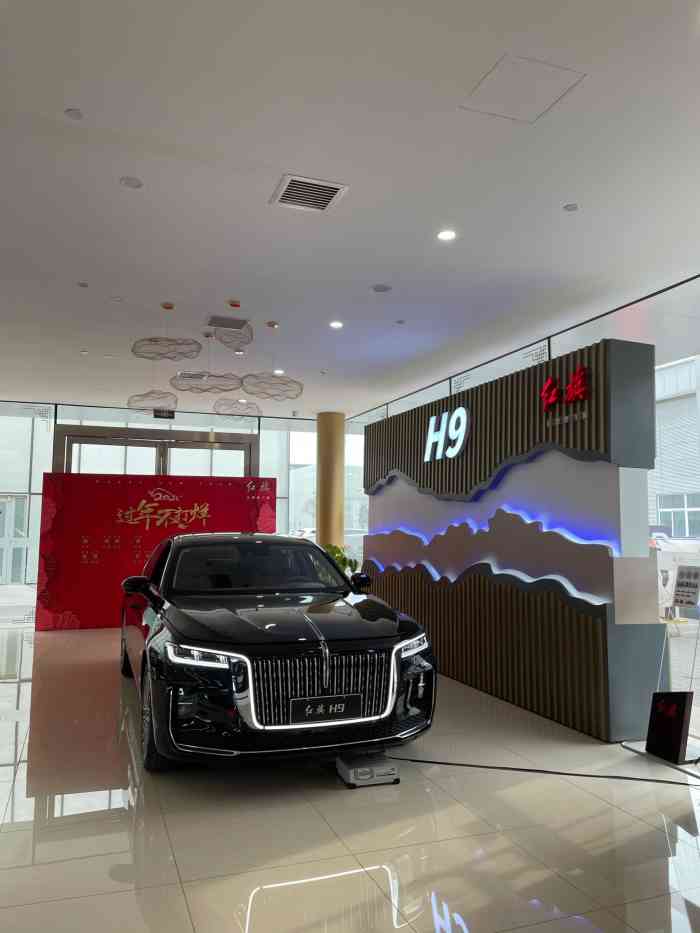 祥龙博瑞汽车服务有限公司一分公司-停车场-"陪朋友过来看看车,园区内