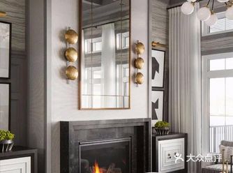 两个内部金属色泽外部米白颜色的吊灯悬挂在操作台正上方