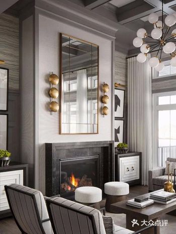 两个内部金属色泽外部米白颜色的吊灯悬挂在操作台正上方