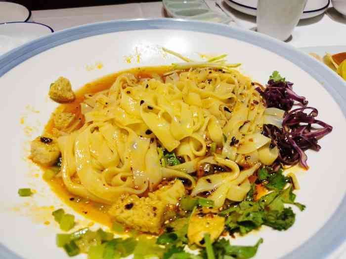 锦色烤鸭(大里路店)-"[薄荷]环境:环境一般,1楼是大堂人比.