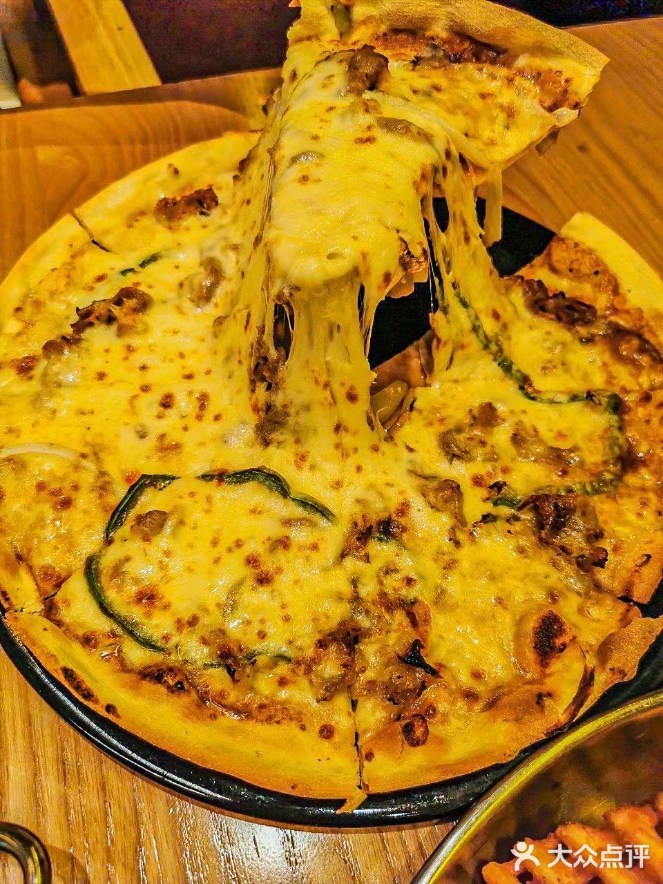 能拉丝的芝士瀑布披萨‼️ 黑金饼底的‼️ 没吃过的小伙伴们快冲～