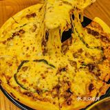 能拉丝的芝士瀑布披萨‼️ 黑金饼底的‼️ 没吃过的小伙伴们快冲～