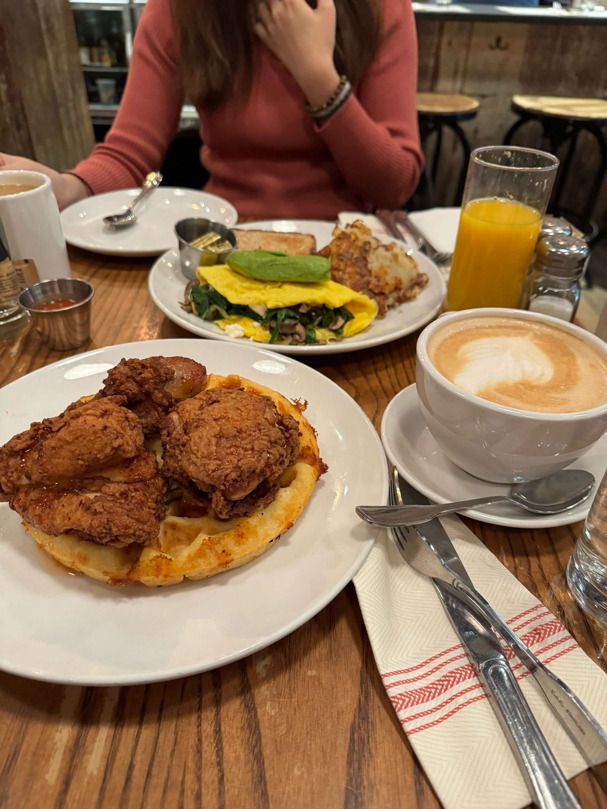 和朋友一起来吃的,早上8点40左右到的,没有等位,但店里已经坐的挺满的