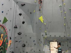 两个小姐姐在练习先锋-尽峰攀岩 Acme Climbing