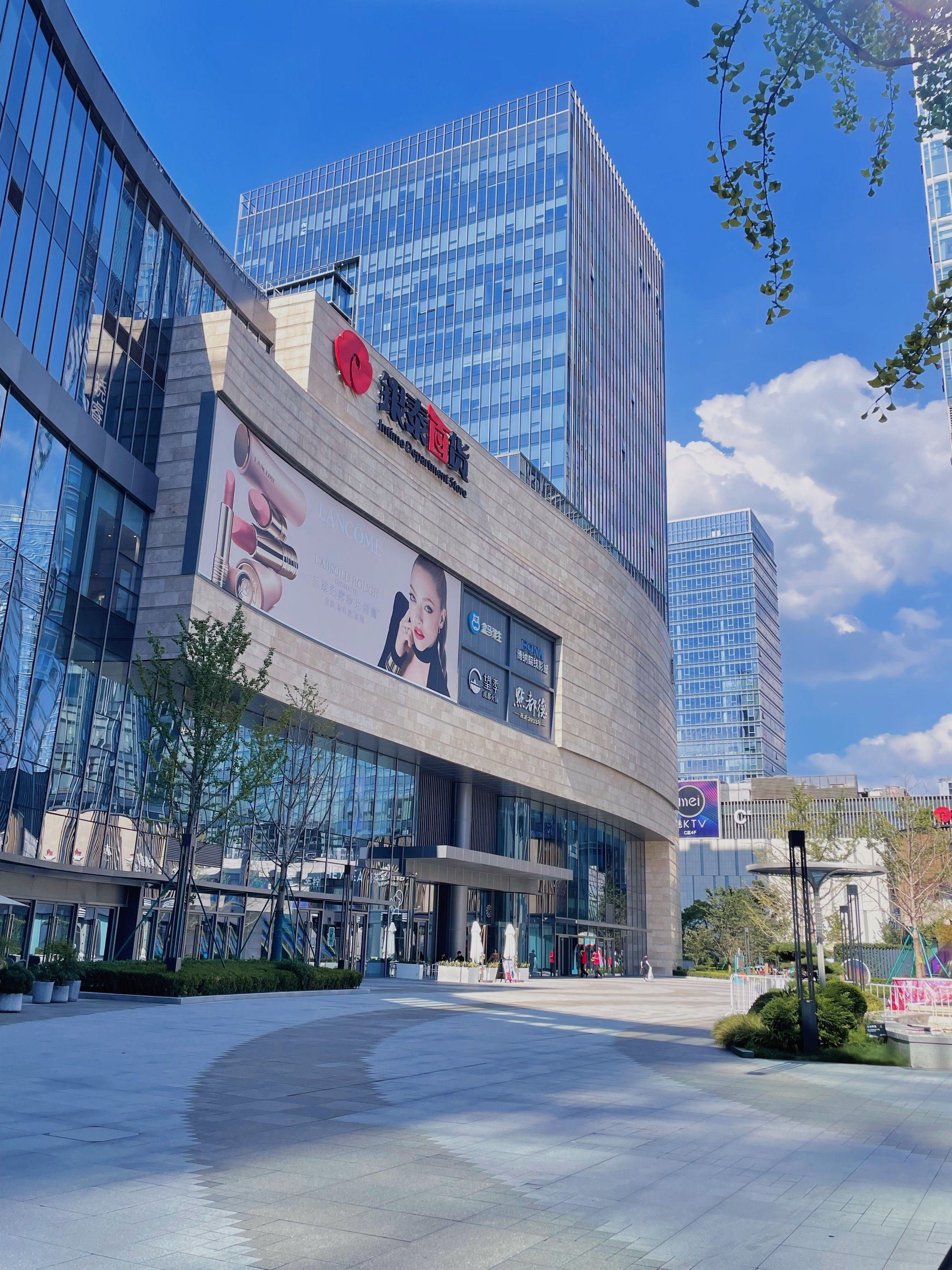 在滨江吃饭会去的商场除了「龙湖杭州滨江天街」外,就是「银泰百货