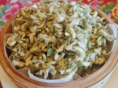 蒸槐花-闯关东东北农家菜(崂山石老人店)