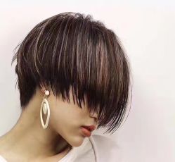 -天下皇剪新潇洒美容美发