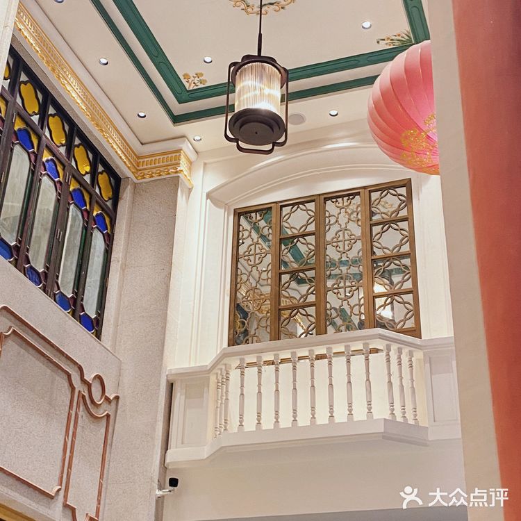 上菜好快，店员姐姐会主动帮我们切好，比较贴心